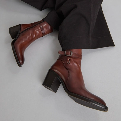 Bottines &agrave; talons et boucles in cognac patinated leather | cajou