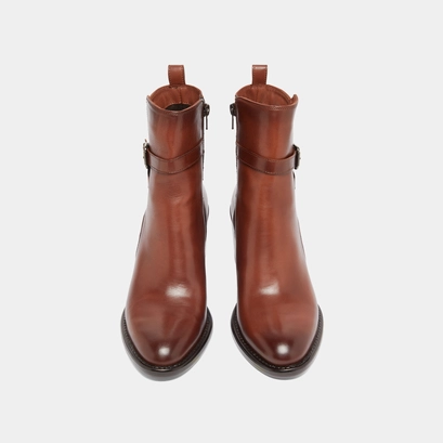 Bottines &agrave; talons et boucles in cognac patinated leather | cajou