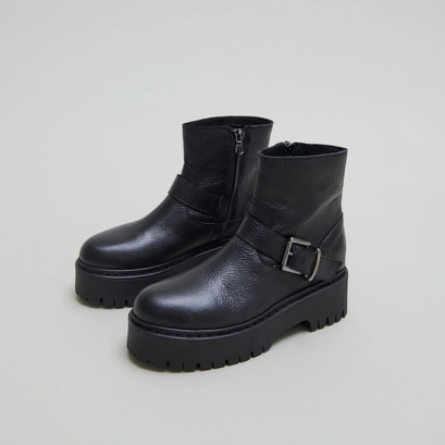 Boots &agrave; semelles crant&eacute;es et boucles in black grained leather | rana