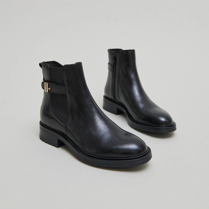 Boots basses &agrave; talons crant&eacute;s in black leather | gabin