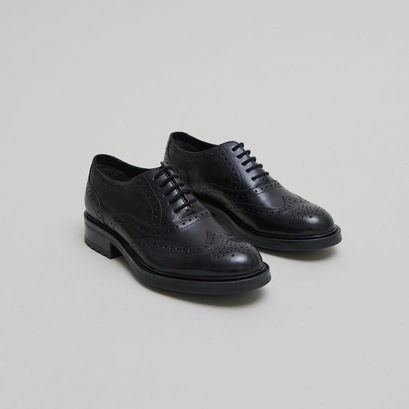 Richelieus &agrave; d&eacute;tails ajour&eacute;s in black leather | gad