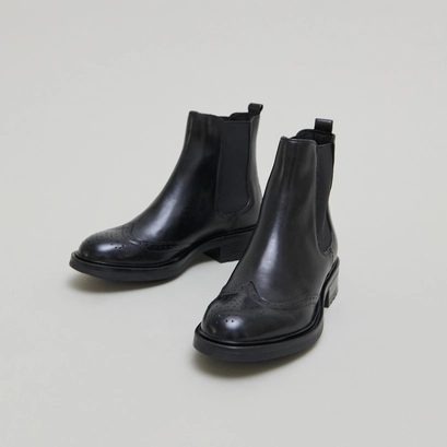 Boots basses &agrave; &eacute;lastiques et d&eacute;tails ajour&eacute;s in black leather | gaddy