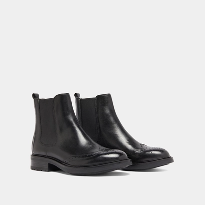 Boots basses &agrave; &eacute;lastiques et d&eacute;tails ajour&eacute;s in black leather | gaddy