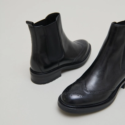 Boots basses &agrave; &eacute;lastiques et d&eacute;tails ajour&eacute;s in black leather | gaddy