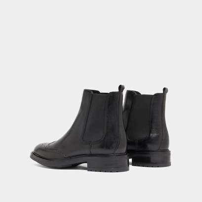 Boots basses &agrave; &eacute;lastiques et d&eacute;tails ajour&eacute;s in black leather | gaddy