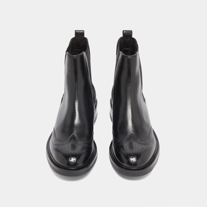 Boots basses &agrave; &eacute;lastiques et d&eacute;tails ajour&eacute;s in black leather | gaddy