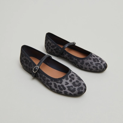 Ballerines &agrave; brides in gray leopard textile
