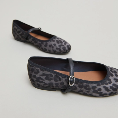 Ballerines &agrave; brides in gray leopard textile