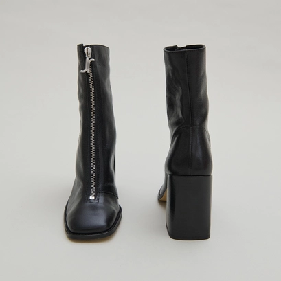 Bottines &agrave; talons et fermetures &eacute;clairs ... in black leather | vandana