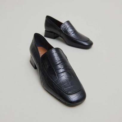 Mocassins &agrave; bouts arrondis in black reptile leather | dynamic