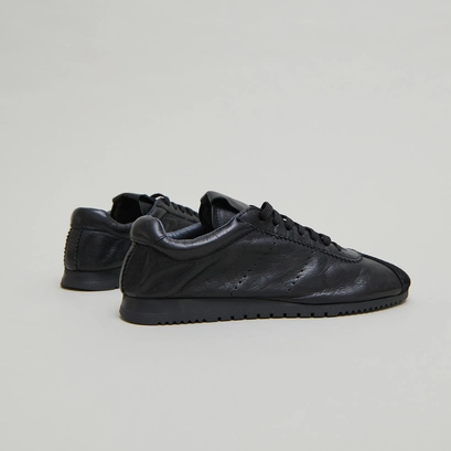 Baskets &agrave; lacets in black suede and black leather | dabon
