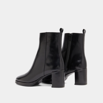 Ankle boots with heels in black leather | dibrina
