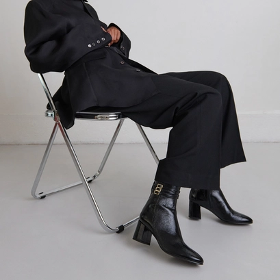 Bottines d&eacute;taill&eacute;es de boucles in black pleated patent | durano