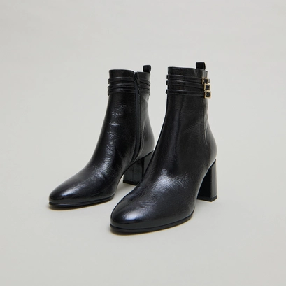Bottines d&eacute;taill&eacute;es de boucles in black pleated patent | durano