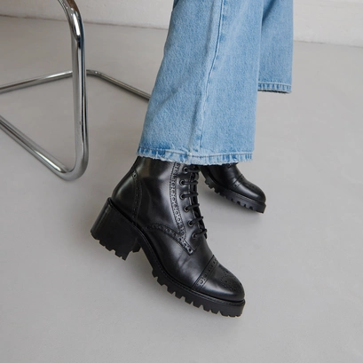 Boots &agrave; lacets et &agrave; talons in black leather | anders