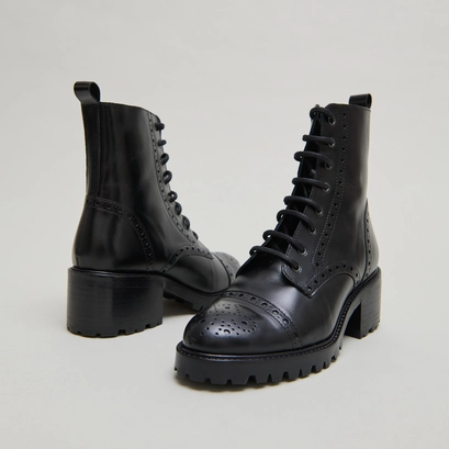 Boots &agrave; lacets et &agrave; talons in black leather | anders