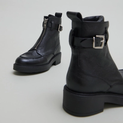 Boots &agrave; fermetures &eacute;clairs in grained leather and black leather | ario