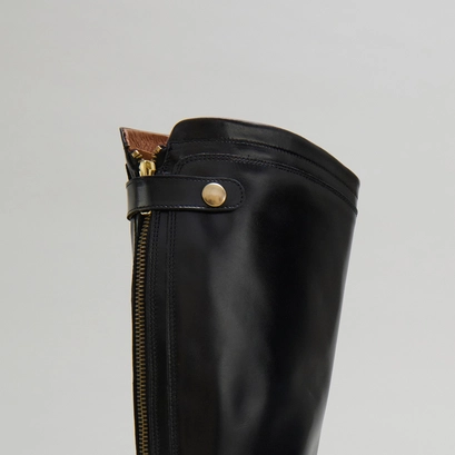 Bottes &agrave; fermetures &eacute;clairs arri&egrave;res in black leather | auros