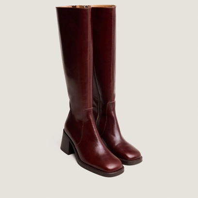 Heeled boots with squared toes in brown leather | diou