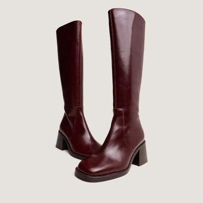 Heeled boots with squared toes in brown leather | diou
