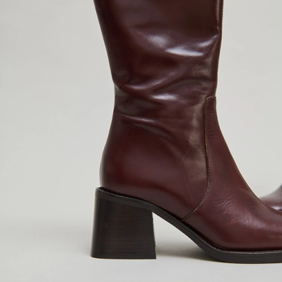 Heeled boots with squared toes in brown leather | diou