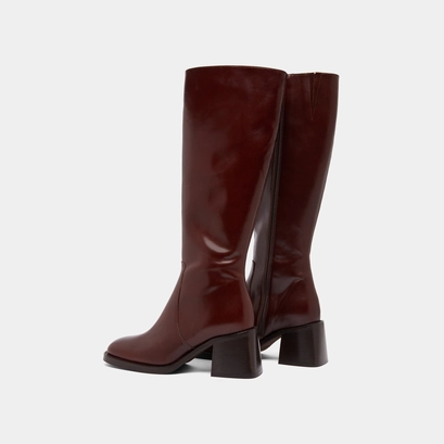 Heeled boots with squared toes in brown leather | diou