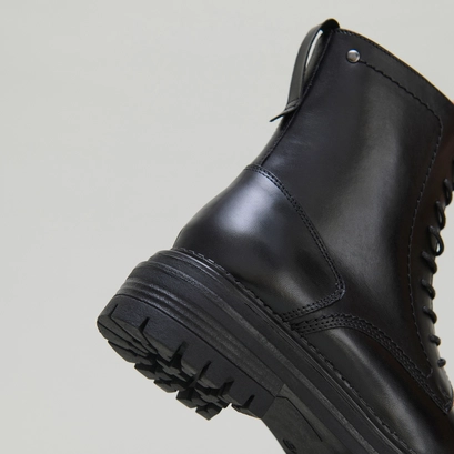 Boots &agrave; lacets et semelles crant&eacute;es in black leather | adalice
