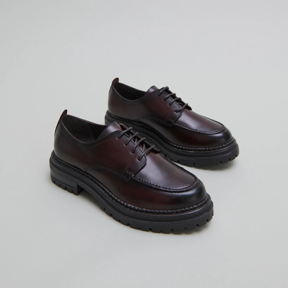 Derbies &agrave; semelles crant&eacute;es in red-brown leather | adalou