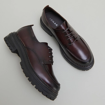 Derbies &agrave; semelles crant&eacute;es in red-brown leather | adalou