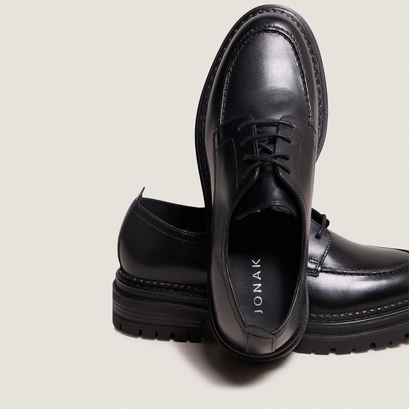 Derbies &agrave; semelles crant&eacute;es in black leather | adalou