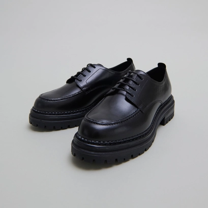 Derbies &agrave; semelles crant&eacute;es in black leather | adalou
