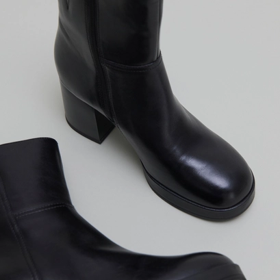 Bottines &agrave; talons flare in black leather | anelle