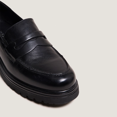 Loafers with notched soles in black leather | arlo