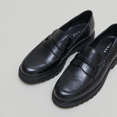 Loafers with notched soles in black leather | arlo