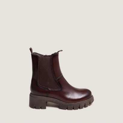 Boots &agrave; semelles crant&eacute;es et bouts ronds... in red-brown leather | arona