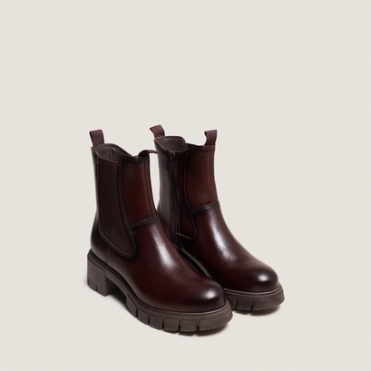 Boots &agrave; semelles crant&eacute;es et bouts ronds... in red-brown leather | arona
