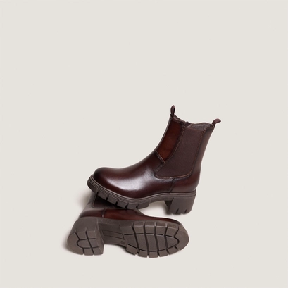 Boots &agrave; semelles crant&eacute;es et bouts ronds... in red-brown leather | arona