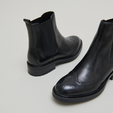 Boots basses &agrave; &eacute;lastiques et d&eacute;tails ajour&eacute;s black