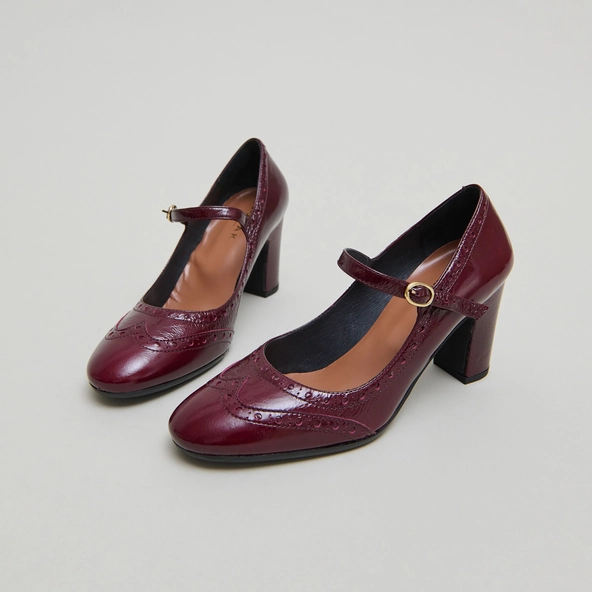 Babies &agrave; talons et d&eacute;tails perfor&eacute;s in burgundy shiny leather | DIRIOS