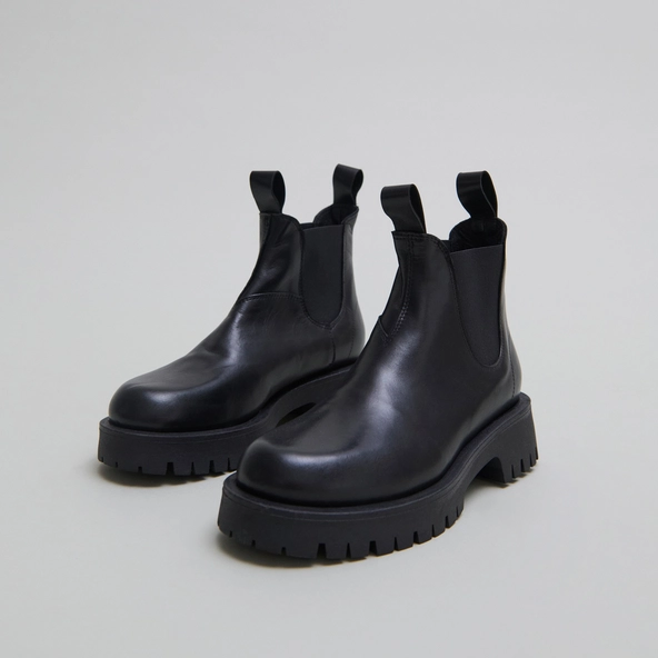 Boots &agrave; semelles crant&eacute;es in black leather | ROCHE