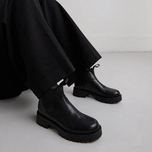 Boots &agrave; semelles crant&eacute;es in black leather | ROCHE