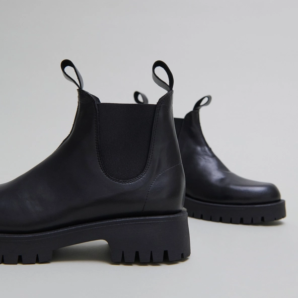 Boots &agrave; semelles crant&eacute;es in black leather | ROCHE
