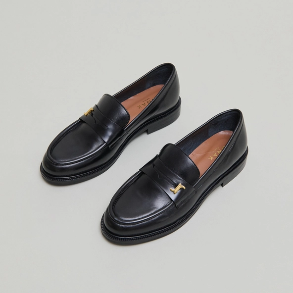 Round-toed loafers in black leather | DUEDI