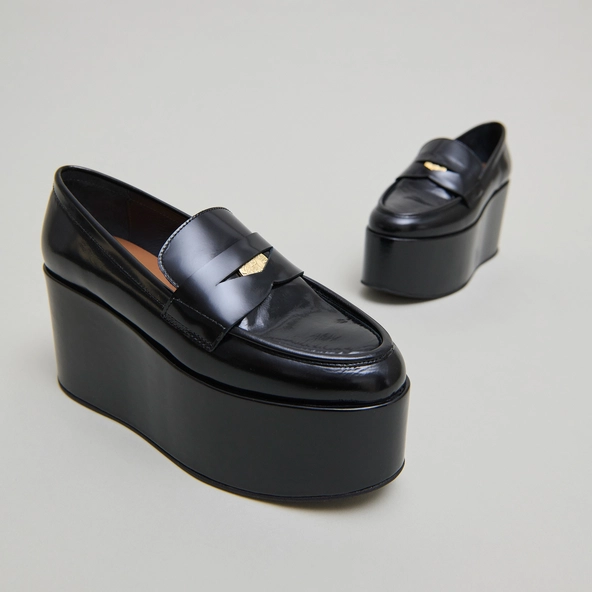 Mocassins à plateformes in black glazed leather | DOPO
