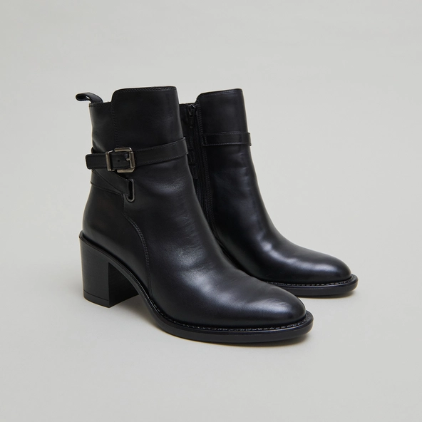 Bottines à talons et boucles in black leather | CAJOU