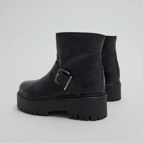 Boots à semelles crantées et boucles in black grained leather | RANA