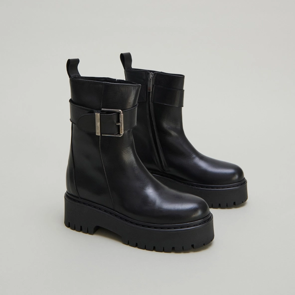 Boots à semelles crantées et boucles in black grained leather | RANA