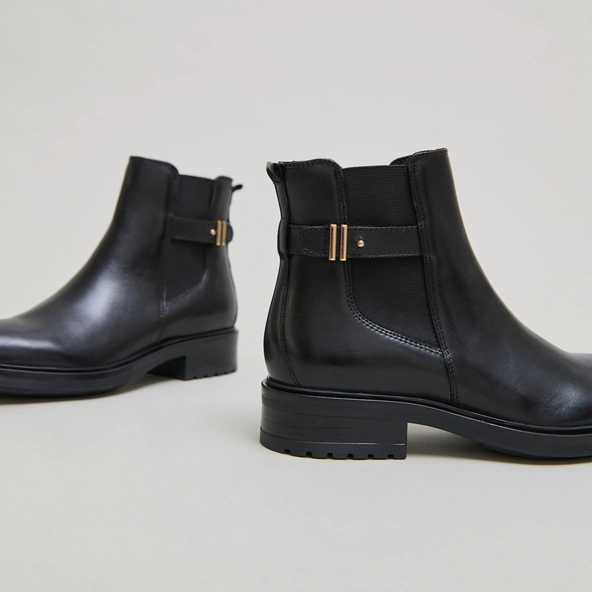 Boots basses &agrave; talons crant&eacute;s in black leather | GABIN