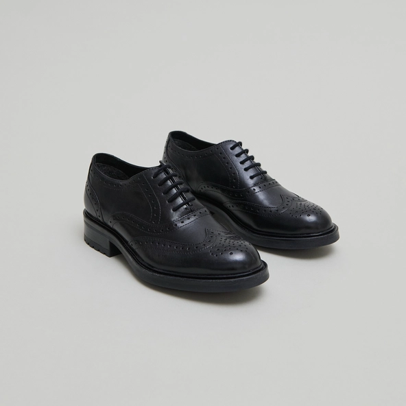 Richelieus &agrave; d&eacute;tails ajour&eacute;s in black leather | GAD