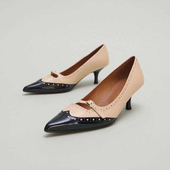 Escarpins à brides et détails perforés..... in black patent and beige leather | DALTA